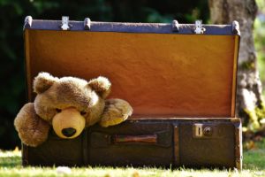 Organizzare un viaggio con neonati può sembrare una cosa impossibile. La maggior parte di noi infatti, quando pianifica una vacanza con i figli, ha un incubo ricorrente: come portare tutto il necessario? Ecco allora una serie di trucchi per non impazzire e preparare la valigia ideale quando si viaggia con un neonato.