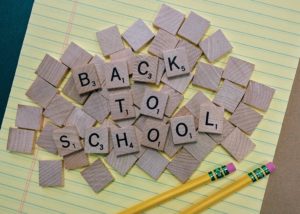 Settembre si avvicina e sicuramente per i genitori rappresenta il mese dell’anno dove si concentrano di più le ansie e le insicurezze, questo dovuto al rientro a scuola per i figli.  Ansie che però non colpiscono solo i genitori che dovranno organizzare il loro tempo e le loro giornate in base agli orari scolastici, ma anche per i bambini, soprattutto se è la loro prima esperienza scolastica.